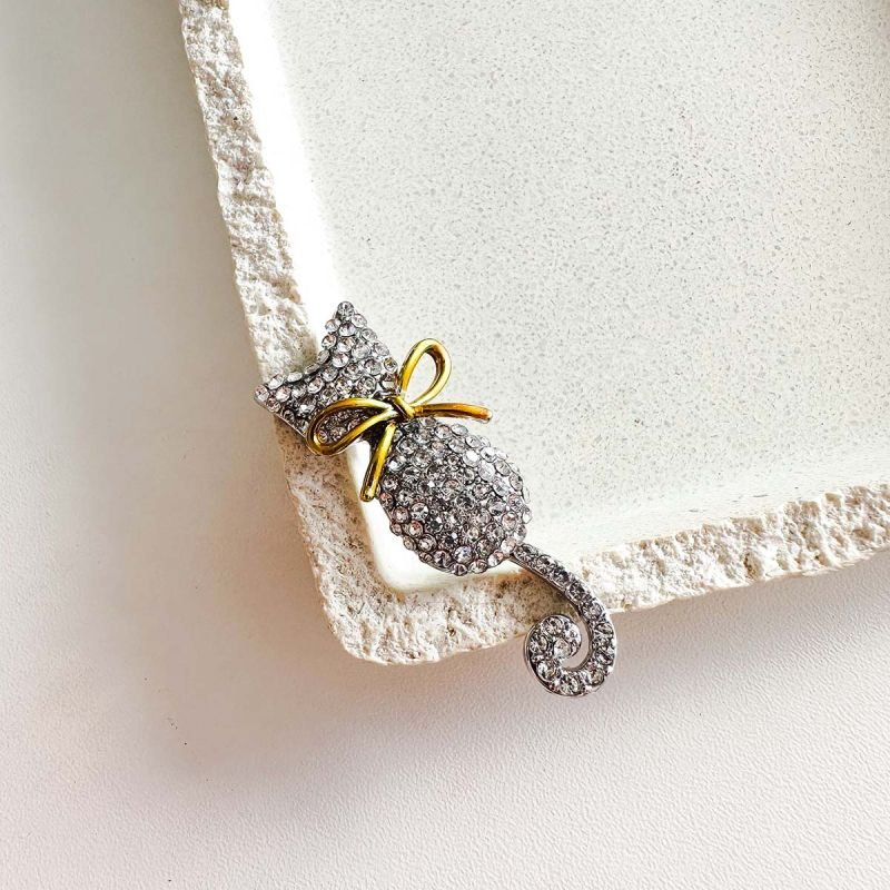 Broche Bijuteria Gatinho com Laço e Strass