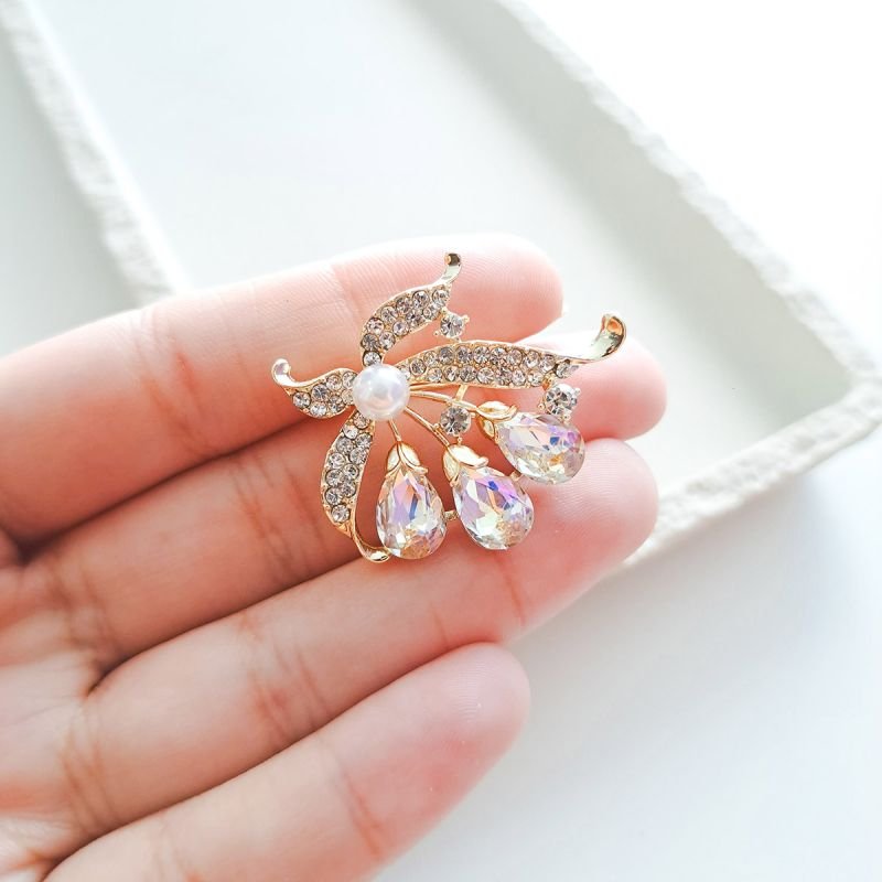 Broche Bijuteria Laço Cristais Aurora Detalhe Pérola