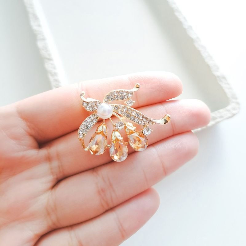 Broche Bijuteria Laço Cristais Champagne Detalhe Pérola