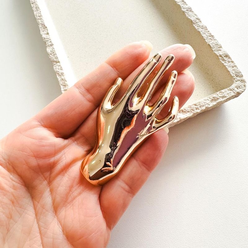 Broche Bijuteria Mão Escultural Pequena 