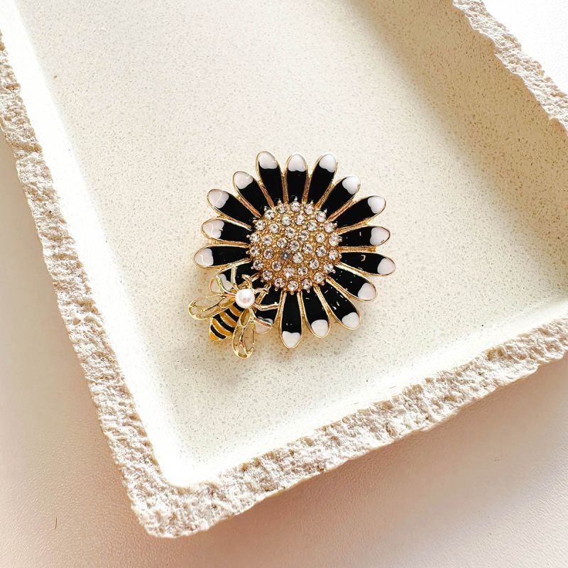 Broche Bijuteria Margarida Preta com Abelha e Strass