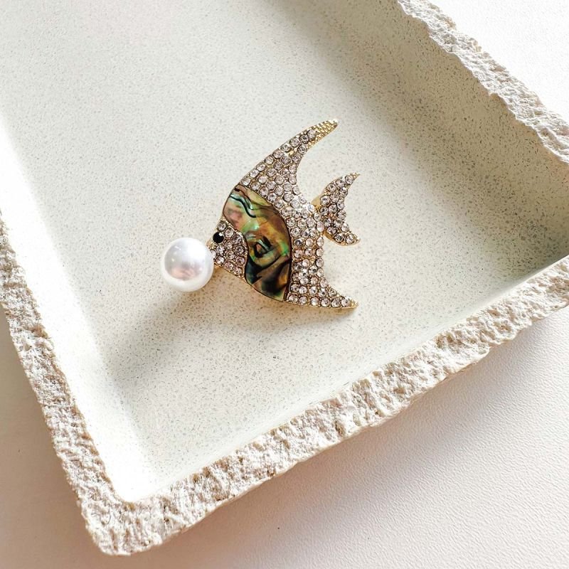 Broche Bijuteria Peixe Dourado com Strass e Pérola