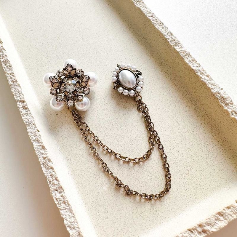 Broche Bijuteria Vintage com Pérolas, Cristais e Corrente Dupla