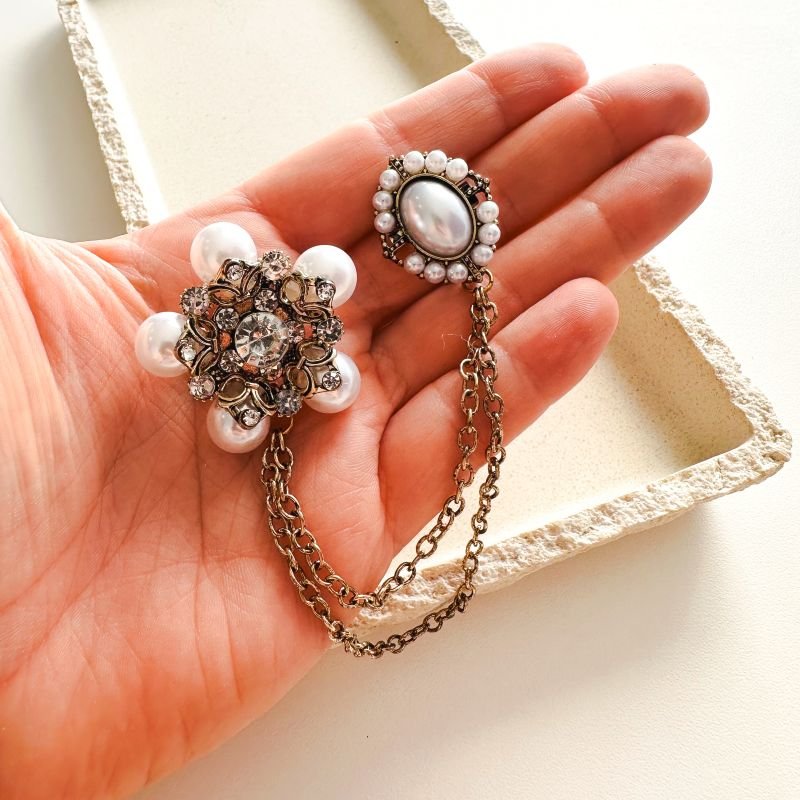 Broche Bijuteria Vintage com Pérolas, Cristais e Corrente Dupla