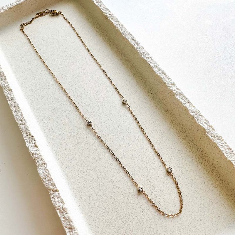 Colar de Aço Dourado com Pontos de Luz em Strass