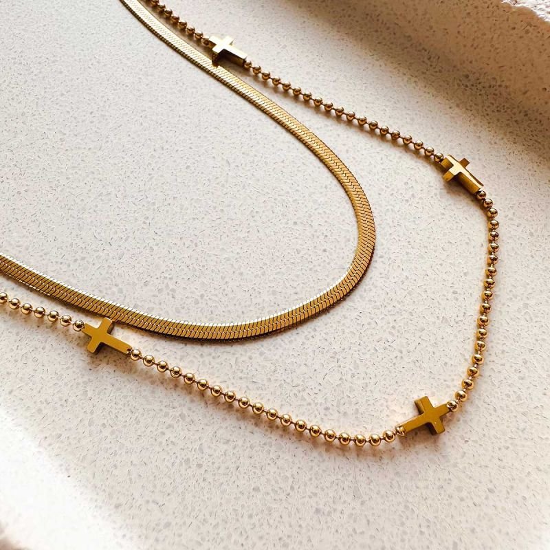 Colar Aço Duplo Fita e Detalhe Cruz