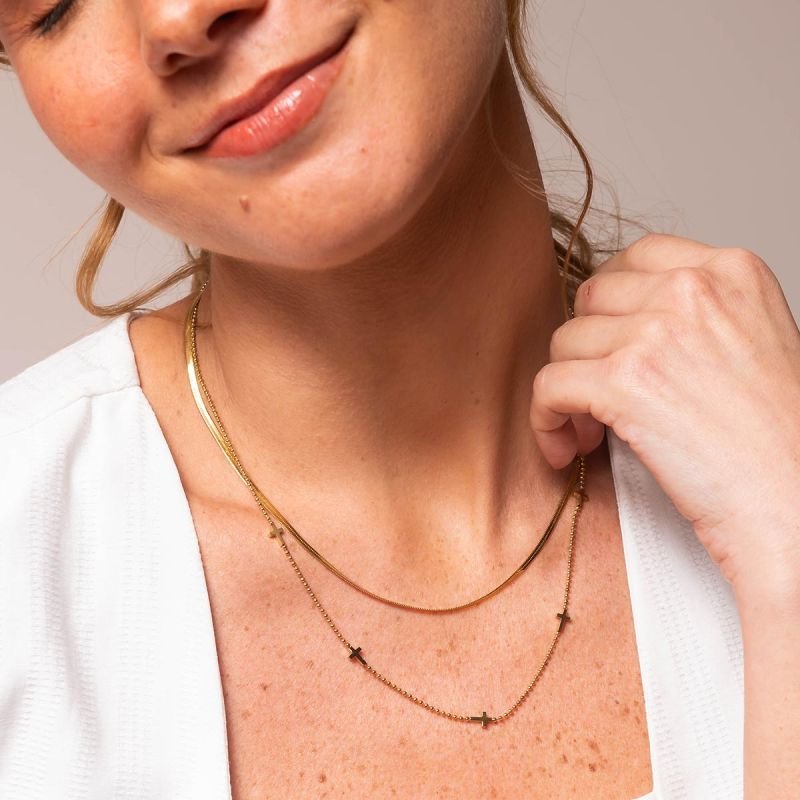 Colar Aço Duplo Fita e Detalhe Cruz