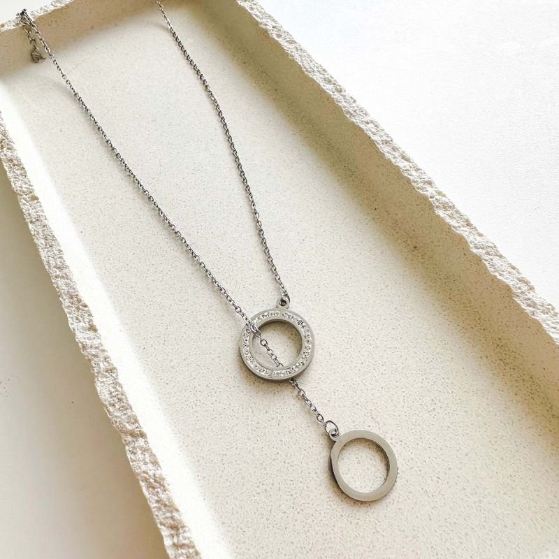 Colar Aço com Círculos Vazados em Strass