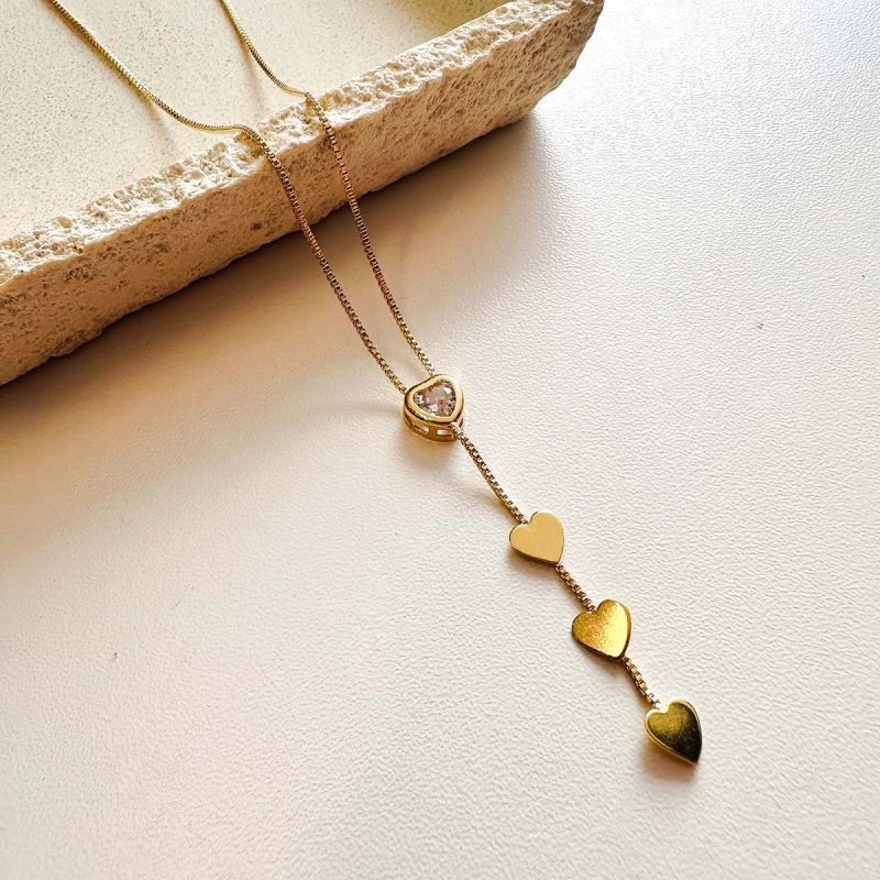 Colar Gravatinha Banhado a Ouro 18k com Corações e Ponto de Luz
