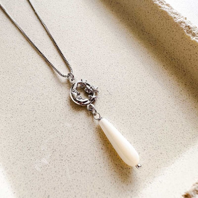 Colar Banhado a Ouro 18k Lua e Gota Madrepérola