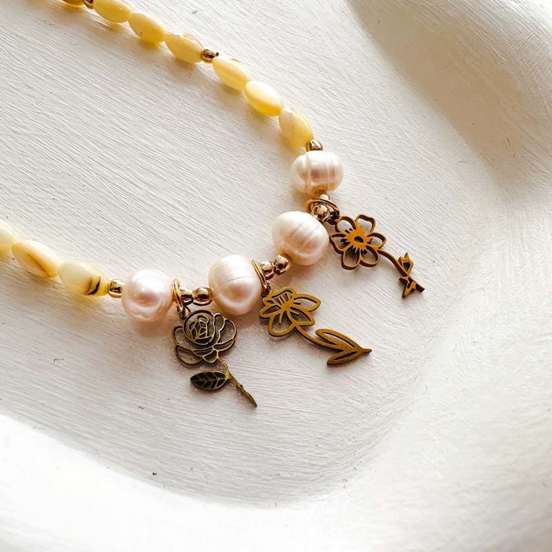 Colar Banhado a Ouro 18k Madrepérola Amarela com Jardim de Flores