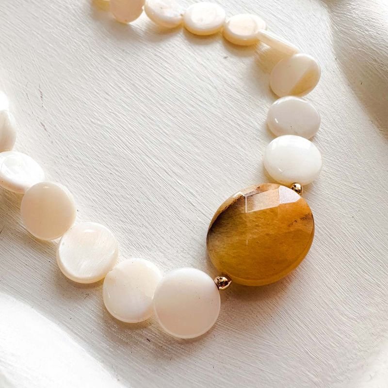 Colar Banhado a Ouro 18k Madrepérola com Pedra Calcita Oval