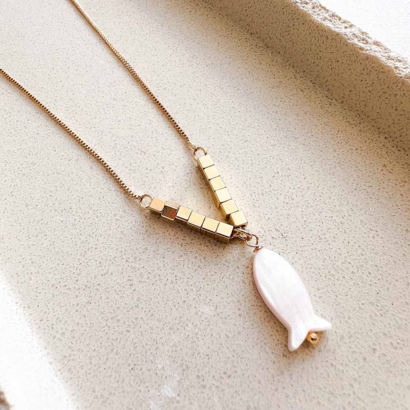 Colar Banhado a Ouro 18k Peixe Madrepérola