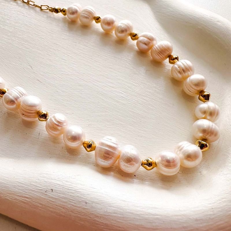 Colar Banhado a Ouro 18k Pérola de Água Doce 7/8mm com Detalhe Metal