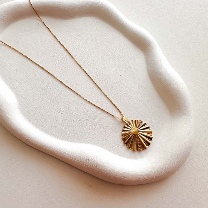 Colar Banhado a Ouro 18k Sol Estilizado