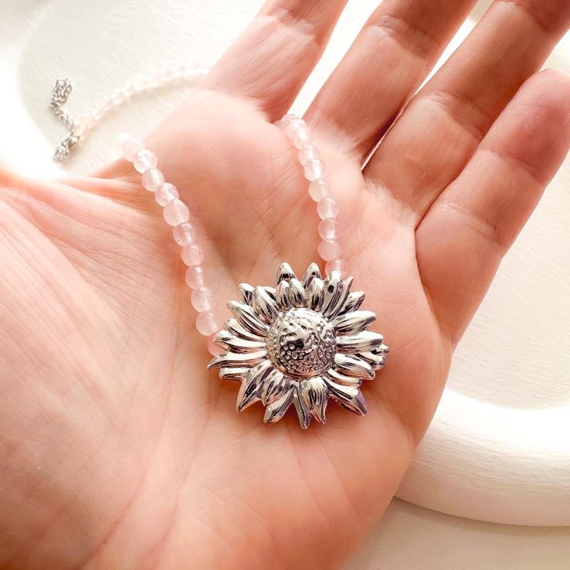 Colar Banhado a Ródio Girassol e Pedra Jade Rosa