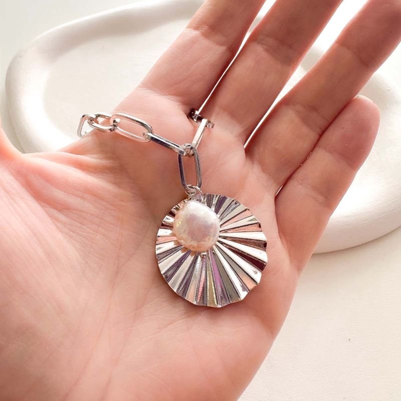 Colar Banhado a Ródio Maxi Elo Pingente Sol e Pérola Biwa