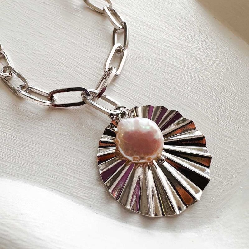 Colar Banhado a Ródio Maxi Elo Pingente Sol e Pérola Biwa