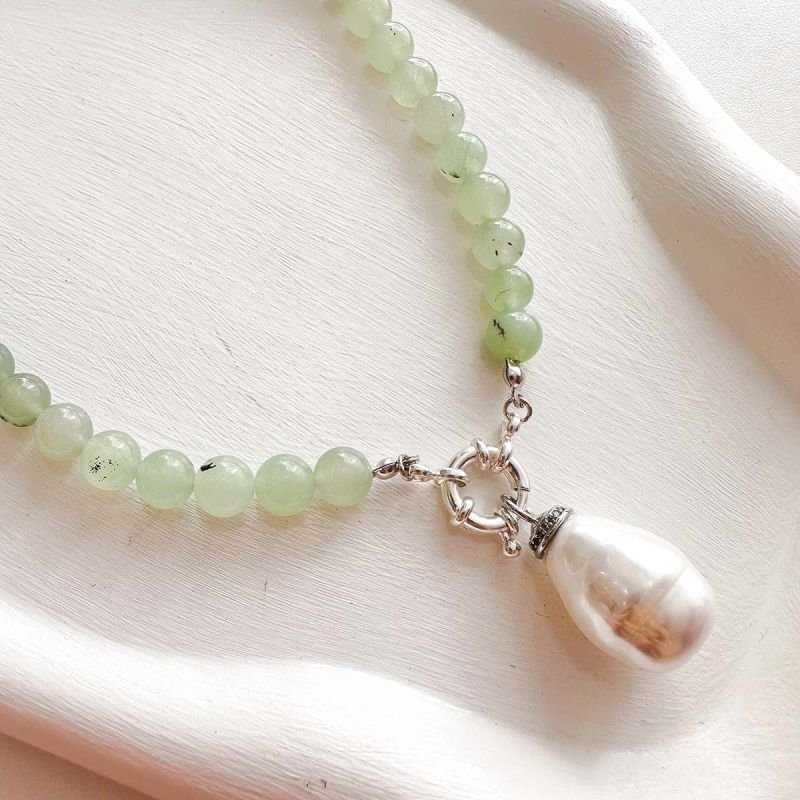 Colar Banhado a Ródio Pedra Jade Verde com Pérola Shell