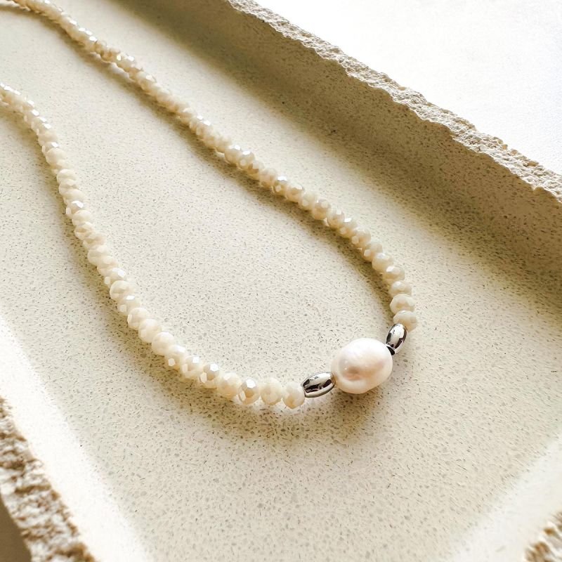 Colar Banhado Cristal Areia Detalhe Dourado e Pérola de Água Doce