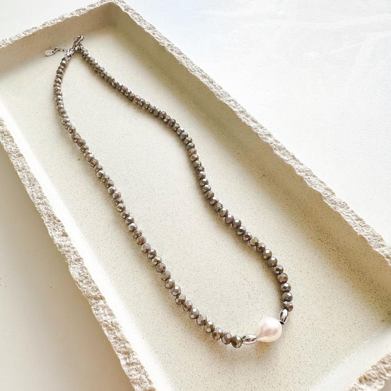 Colar Banhado Cristal Fendi Detalhe Dourado e Pérola de Água Doce