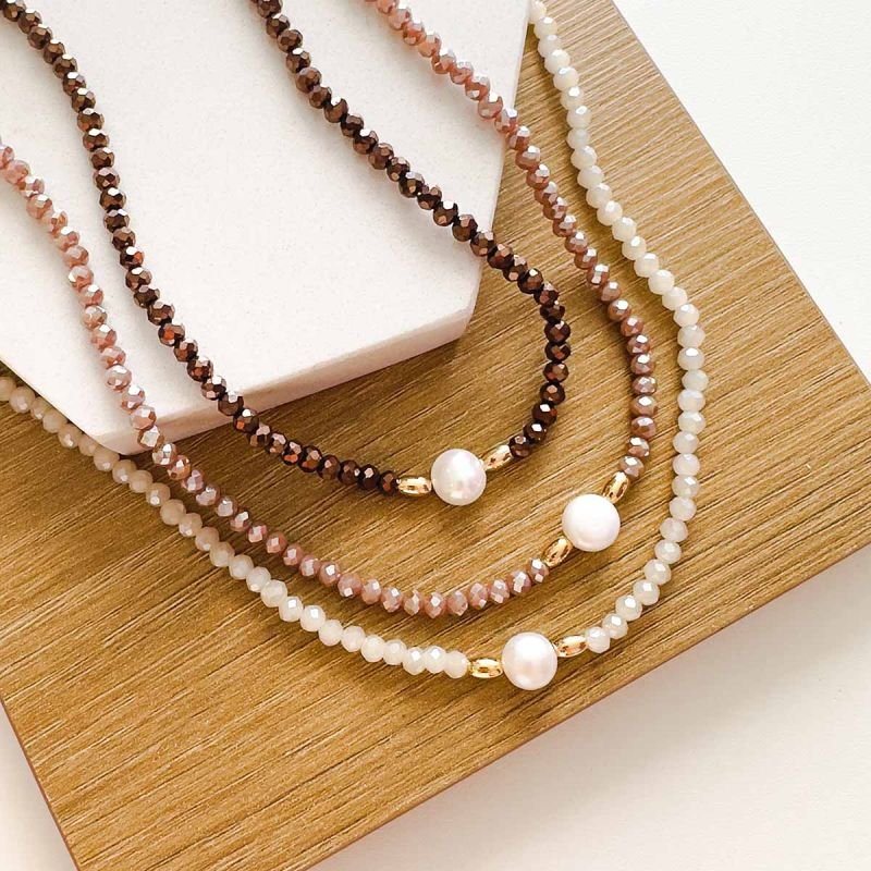 Colar Cristais com Pérola de Água Doce e Detalhe Dourado