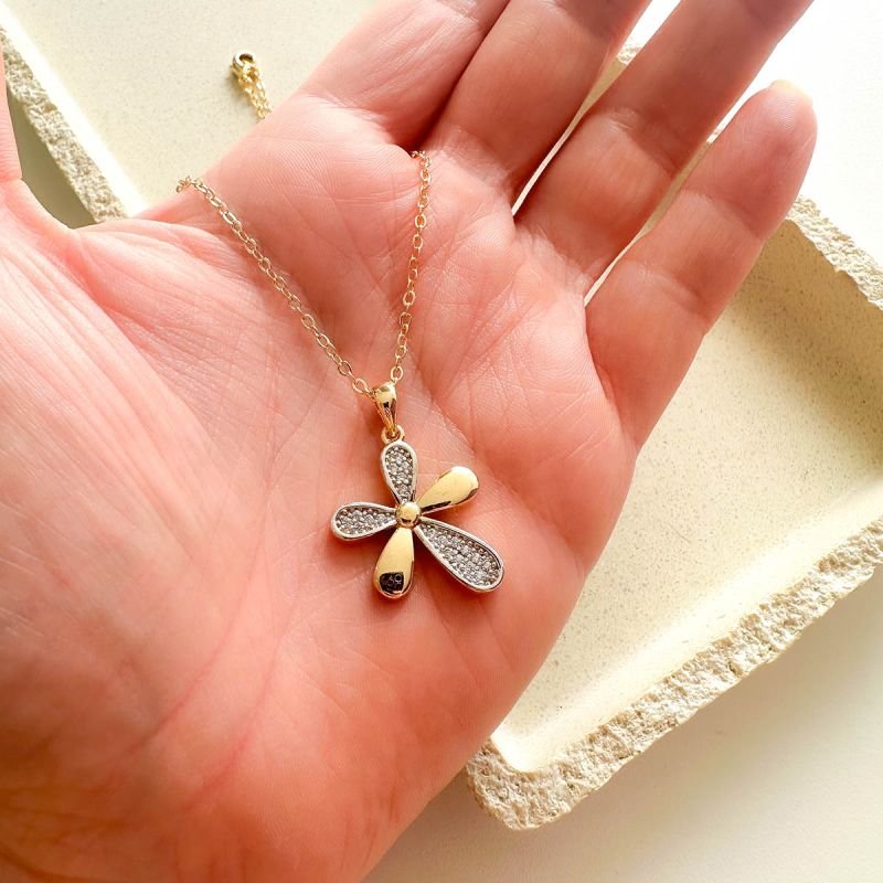 Colar Flor Elegance Cravejada Banhado a Ouro 18K
