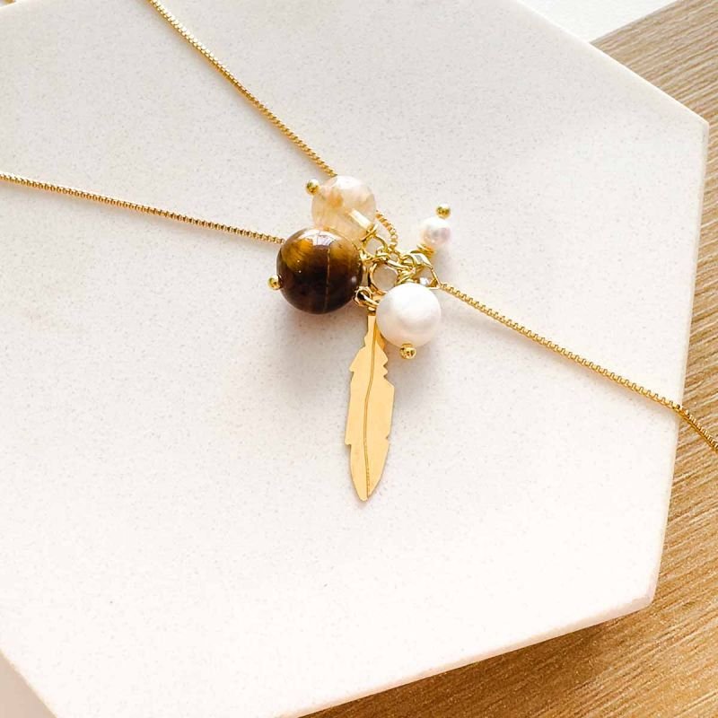 Colar Gravatinha Banhado a Ouro 18K Madrepérola com Mix de Pedras