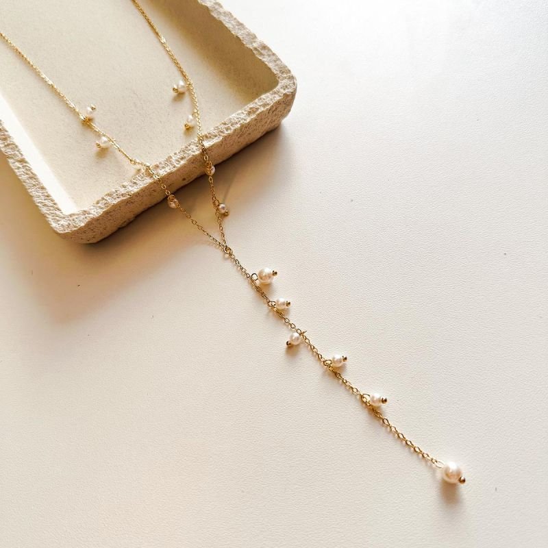 Colar Gravatinha Banhado a Ouro 18k com Pérolas Delicadas