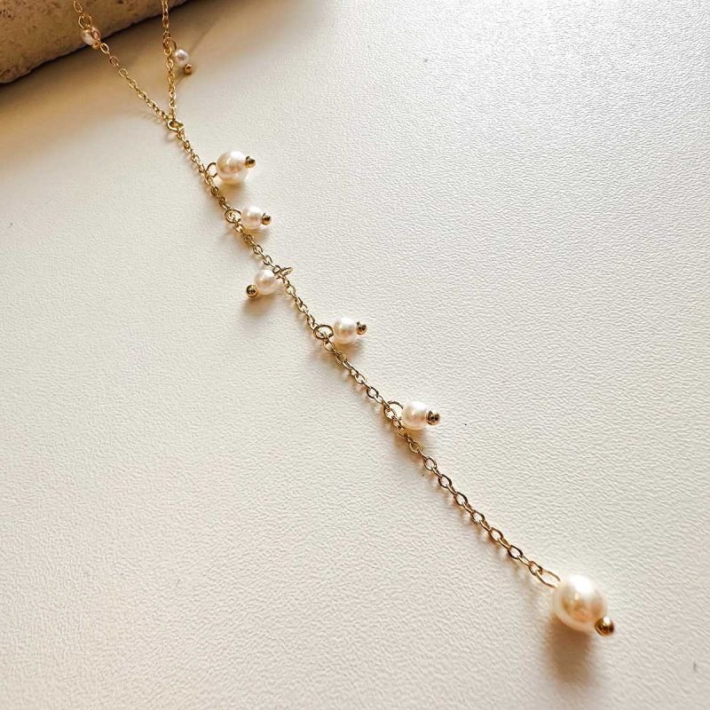 Colar Gravatinha Banhado a Ouro 18k com Pérolas Delicadas