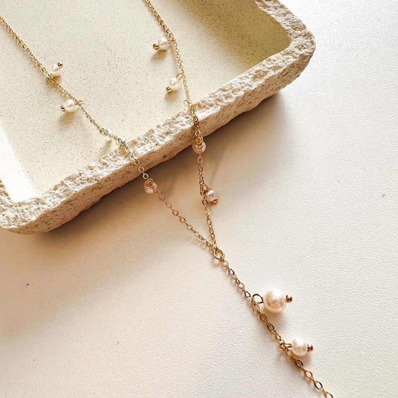 Colar Gravatinha Banhado a Ouro 18k com Pérolas Delicadas