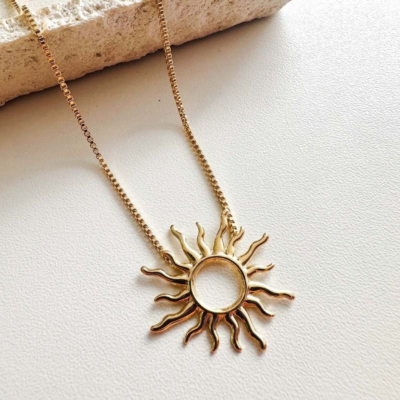 Colar Sol Radiante Vazado Banhado a Ouro 18K