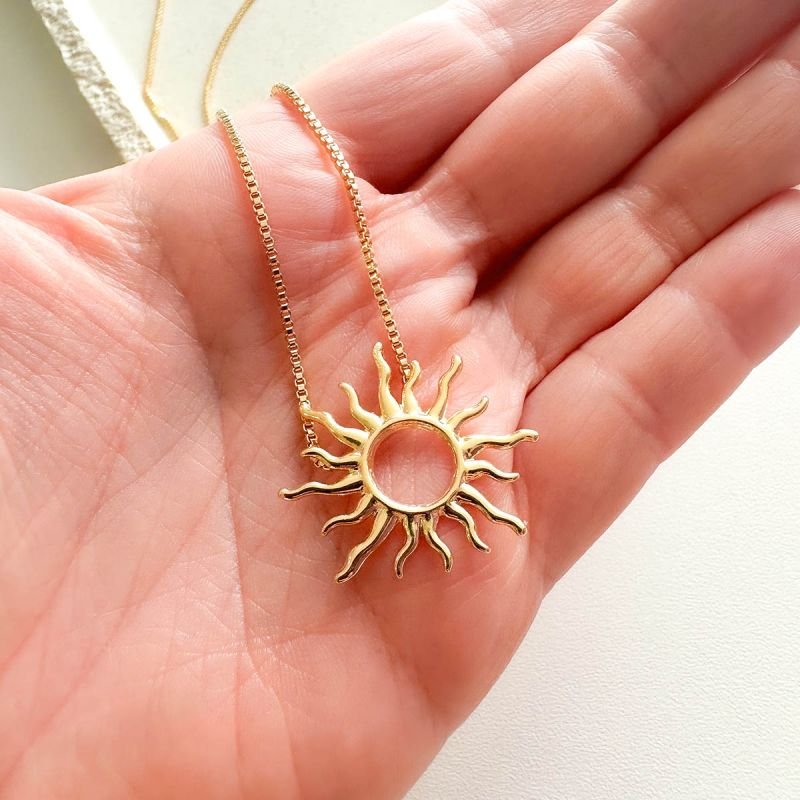 Colar Sol Radiante Vazado Banhado a Ouro 18K
