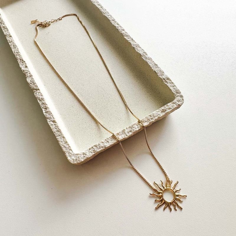 Colar Sol Radiante Vazado Banhado a Ouro 18K