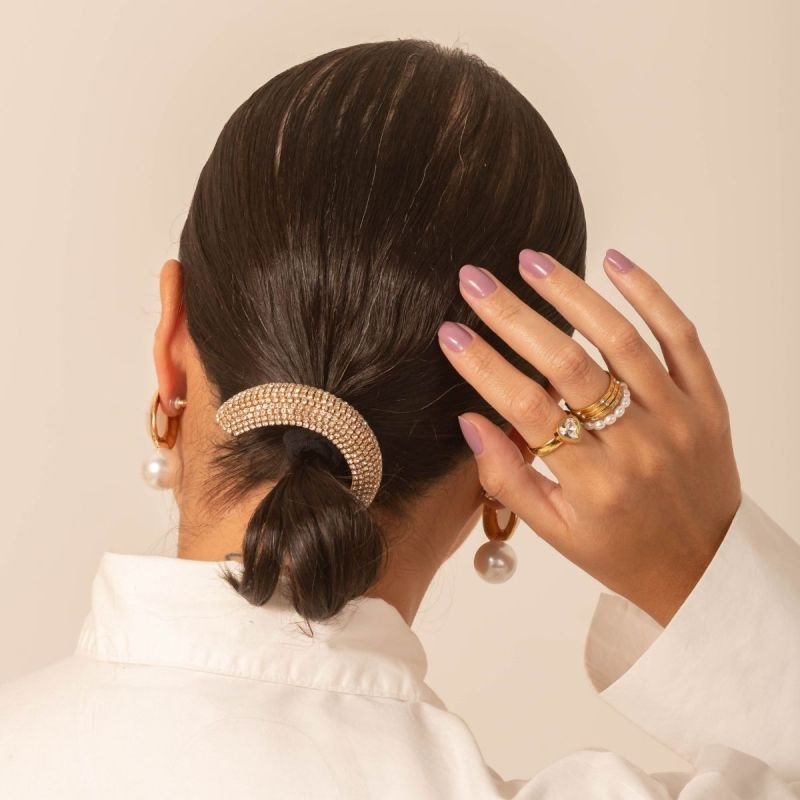 Presilha Elástico de Cabelo com Aplicação Curva em Strass Dourado