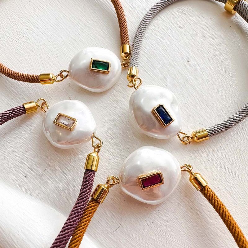 Pulseira Corda Slide Cinza com Pérola Shell e Cristal Azul