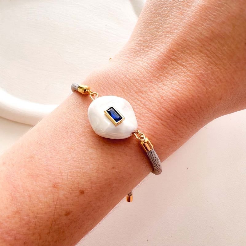 Pulseira Corda Slide Cinza com Pérola Shell e Cristal Azul