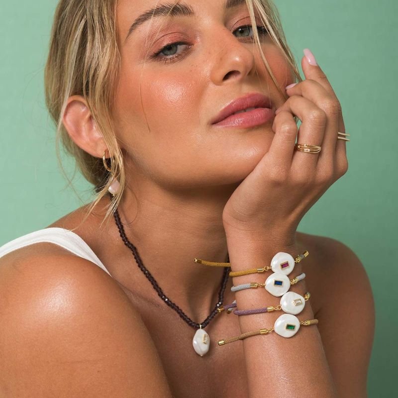 Pulseira Corda Slide Marrom com Pérola Shell e Cristal Verde