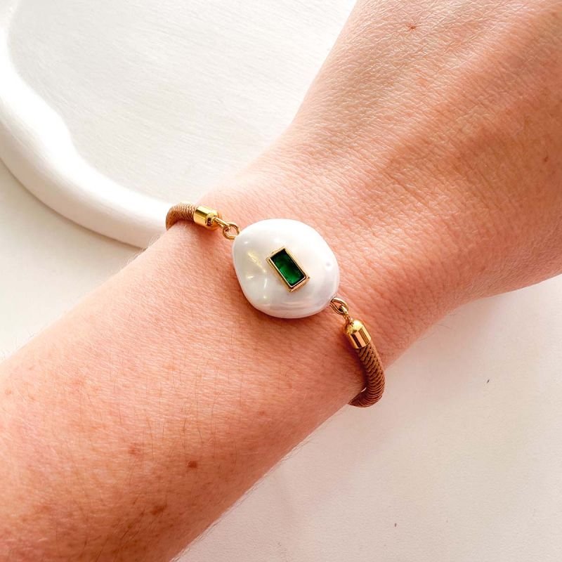 Pulseira Corda Slide Marrom com Pérola Shell e Cristal Verde