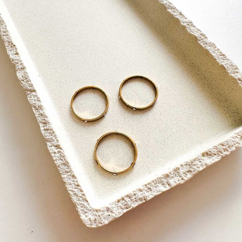 Trio de Anéis Aço Dourado com Mini Strass Espaçados