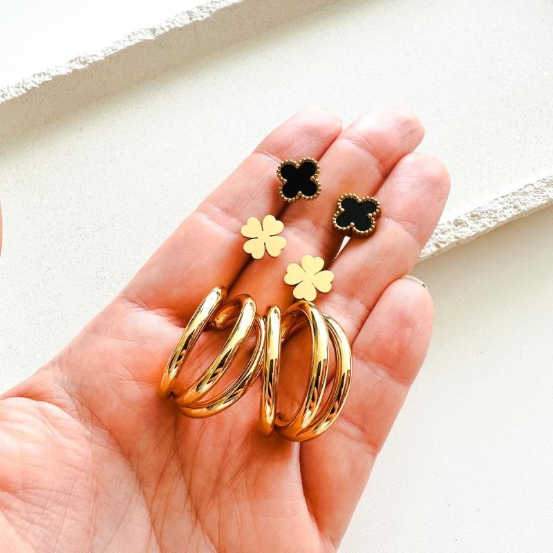 Trio Brincos Aço com Argola Tripla, Trevo Preto e Flor Lisa