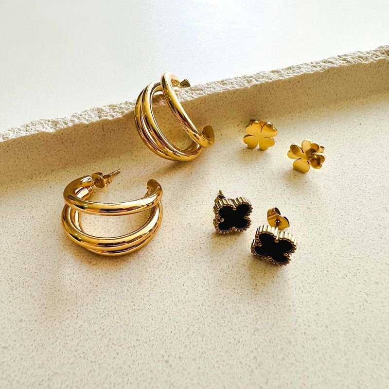 Trio Brincos Aço com Argola Tripla, Trevo Preto e Flor Lisa