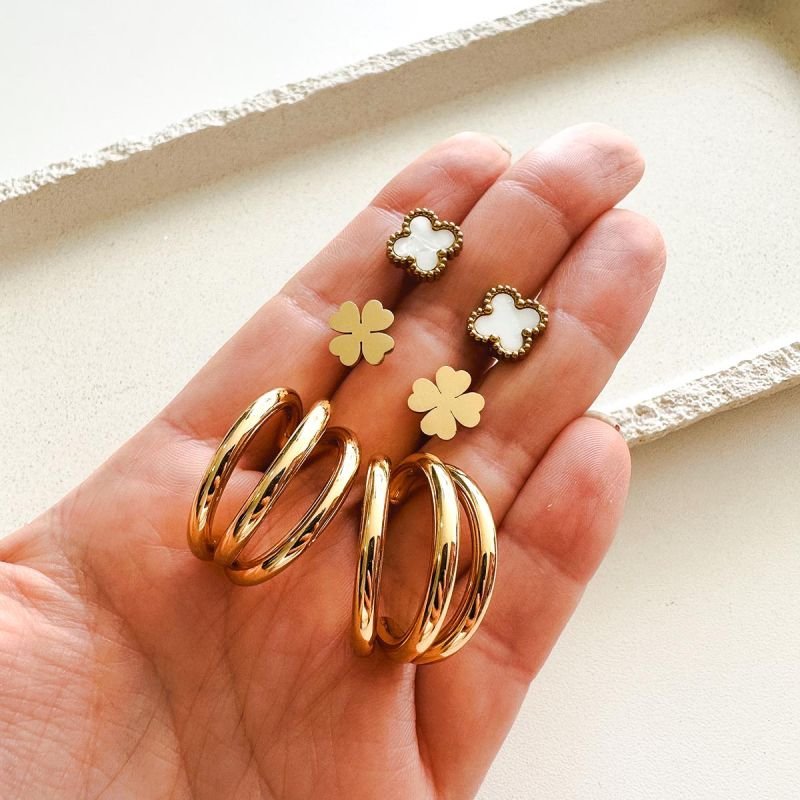 Trio Brincos Aço com Argola Tripla, Trevo Preto e Flor Lisa