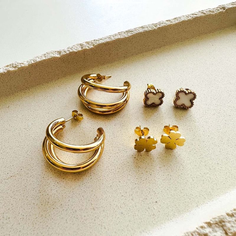 Trio Brincos Aço com Argola Tripla, Trevo Preto e Flor Lisa