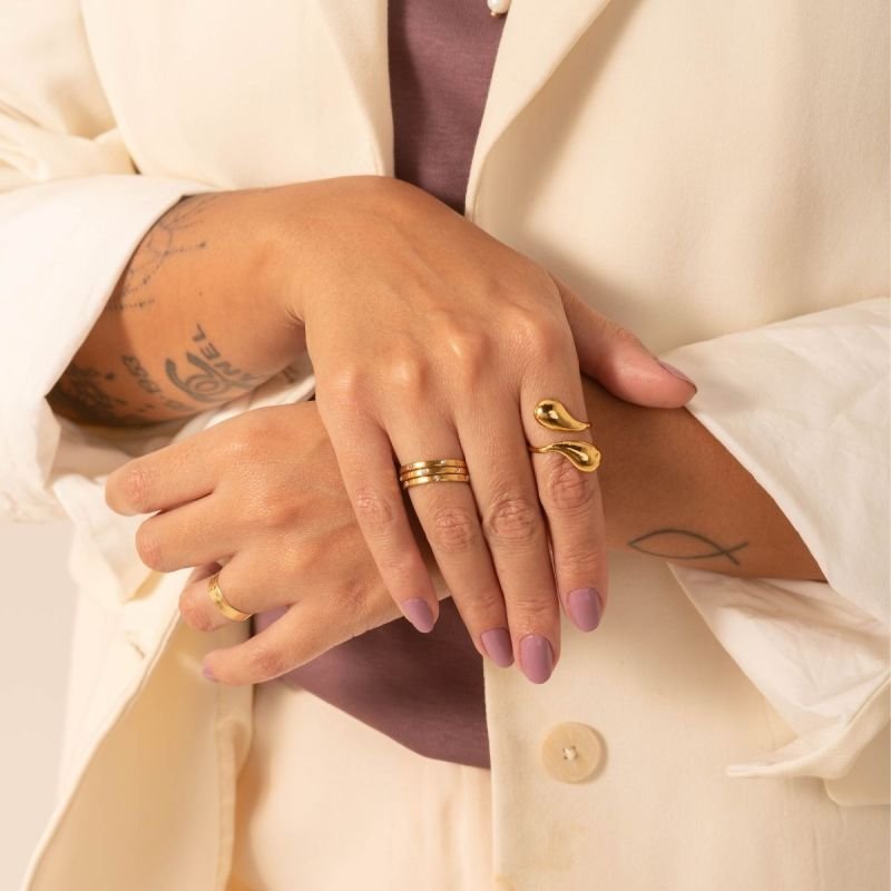 Trio de Anéis Aço Dourado com Mini Strass Espaçados