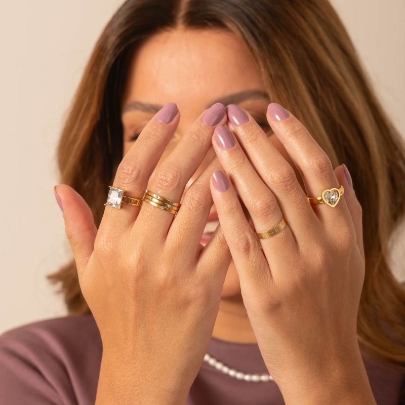 Trio de Anéis Aço Dourado com Mini Strass Espaçados